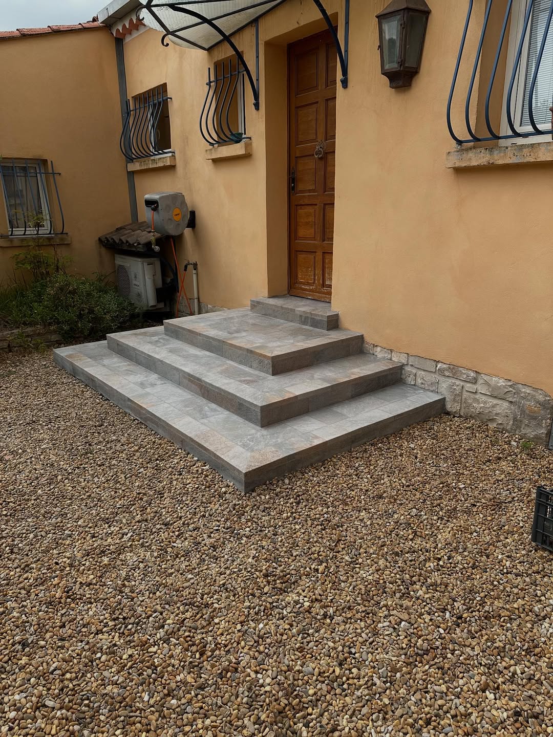 Pose de carrelage sur perron